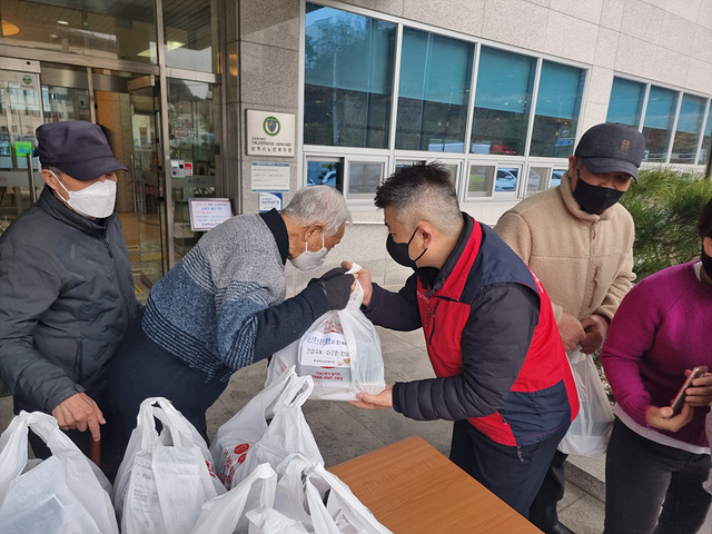 NSP통신-삼척시노인복지관이 관내 국가유공자 및 저소득 독거 어르신에게 따끈한 한상 나눔행사를 진행하는 가운데 직접 가정에서 조리해 드실 수 있는 밀키트 음식을 전달하고 있다. (삼척시)