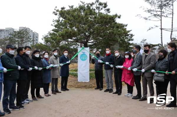 NSP통신-포항시는 18일 이강덕 포항시장을 비롯한 관계자들이 참석한 가운데 해도도시숲 온실가스 배출권 거래제 승인에 따른 현판 제막식을 개최했다. (포항시)