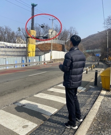 NSP통신-용인시 관계자가 공사장에 비산먼지 발생을 억제하는 시설물이 설치돼 있는지 점검하기 위해 드론을 띄우고 있다. (용인시)