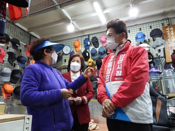 NSP통신-안산시민시장에서 홍장표 국민의힘 안산시장 예비후보가 상인들과 이야기하고 있다. (홍장표 예비후보 측)