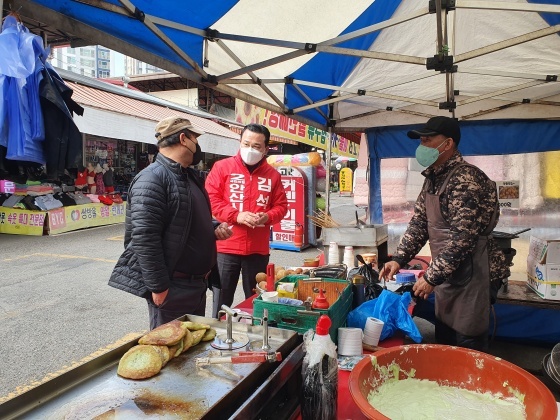 NSP통신-20일 안산시민시장을 방문한 김석훈 국민의힘 안산시장 예비후보(전 안산시의장)가 안산시민시장을 방문해 민생 탐방에 나서 상인들과 이야기 하고 있다. (김석훈 예비후보 측)