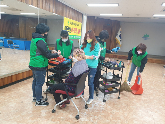 NSP통신-일산동 새마을부녀회 미용 봉사활동 모습. (원주시)