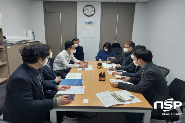 NSP통신-구미시는 지난 18일 구미스마트그린산단사업단과 함께 국회를 방문해 스마트그린산단 주요 현안사업에 대해 논의하고 내년도 신규사업 국비 지원을 건의했다. (구미시)