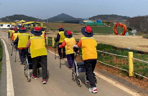 [NSP PHOTO]신안군, 건강생활실천 걷기 운동 교실 눈길