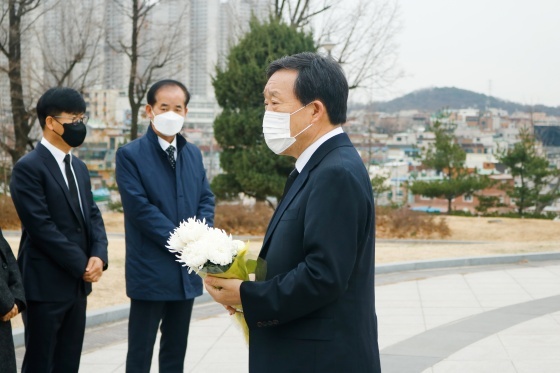 NSP통신-23일 제종길 안산시장 예비후보가 첫 일정으로 수원 연화장에 있는 고 노무현 대통령 추모비와 안산 현충탑, 416세월호참사 민주시민교육원을 차례로 방문했다. (제종길 안산시장 예비후보 측)