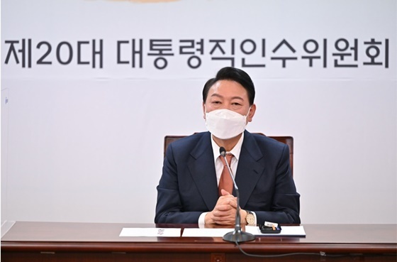 NSP통신-윤석열 대통령 당선인이 지역균형발전특별위원회 간담회에 참석하고 있다. (대통령직인수위)