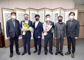 [NSP PHOTO]문경시의회 김창기 의장·황재용 의원, 문경 시민 감사패 받아