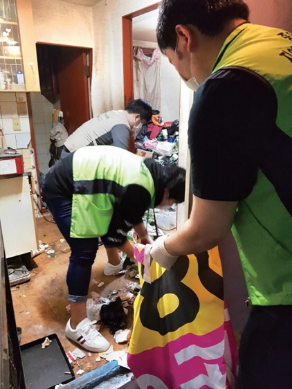 NSP통신-성남시 자원봉사자들이 저장강박 의심가구를 방문 청소 하고 있다. (성남시)