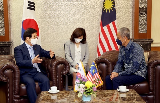 NSP통신-박병석 국회의장(좌)과 아즈하 아지잔 하룬 말레이시아 하원의장(우) (국회의장 공보수석실)
