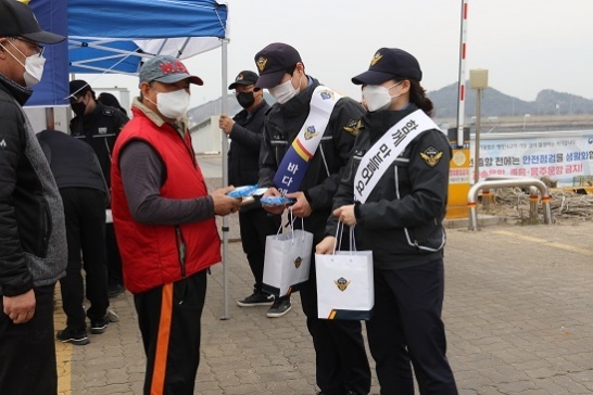 NSP통신-경기 평택해양경찰서가 경기 화성시 전곡항 주변에서 시민들에게 구명조끼 입기 캠페인을 전개하고 있다. (평택해양경찰서)