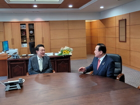 [NSP PHOTO]김영만 군위군수, 윤석열 당선인 만나 대구편입 속도 내 달라 건의