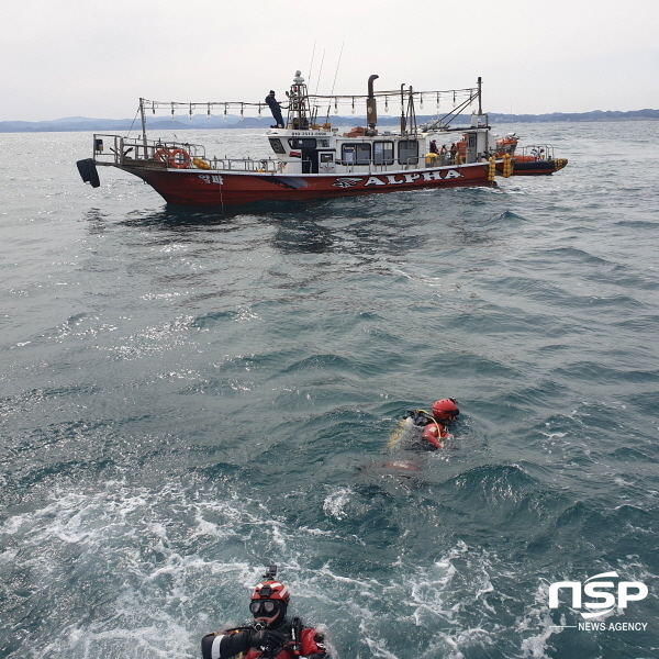 NSP통신-포항해경 직원들이 선내고립자를 구조하는 훈련을 하고 있다. (포항해양경찰서)
