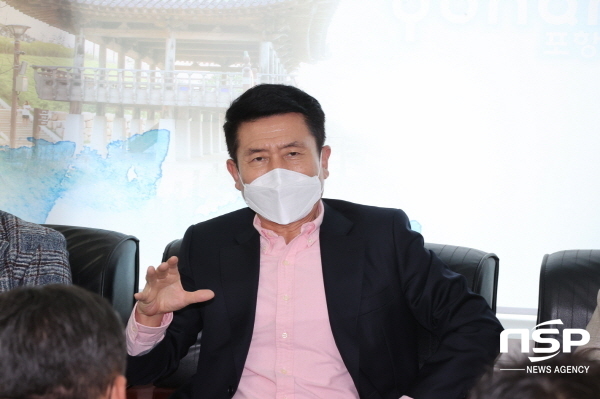 NSP통신-이강덕 포항시장은 28일 시청에서 기자간담회를 열어 지난 24일과 25일 2일간의 인수위 면담결과를 공유하고, 차기정부의 운영방향과 연계한 포항시의 대응전략을 설명했다. (포항시)