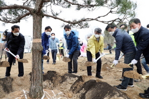 [NSP PHOTO]수원시의회, 제77회 식목일 기념 나무 식재