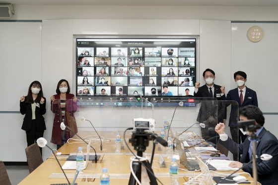 -30일 온라인으로 진행된 제1기 청년정책협의체 발대식에서 은수미 성남시장(왼쪽 두번째)이 위촉 구성원들과 기념촬영을 하고 있다. (성남시)