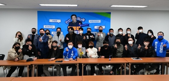 NSP통신-30일 제종길 안산시장 예비후보가 안산에 거주하는 청년 50여 명과 안산의 발전과 청년들을 위한 정책에 관한 토론회를 가졌다. 사진은 참석자 기념촬영 모습. (제종길 안산시장 예비후보)