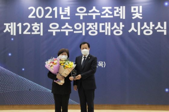 NSP통신-31일 대한민국시도의회의장협의회가 주관한 제12회 우수의정대상 수상자로 선정된 김은주 경기도의원이 장현국 경기도의장과 수상 기념촬영을 하고 있다. (의원실)