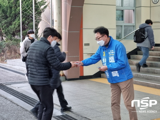 NSP통신-1일 오전 배강욱 더불어민주당 화성시장 예비후보가 시민들에게 출근길 인사를 나누고 있다. (김종식 기자)