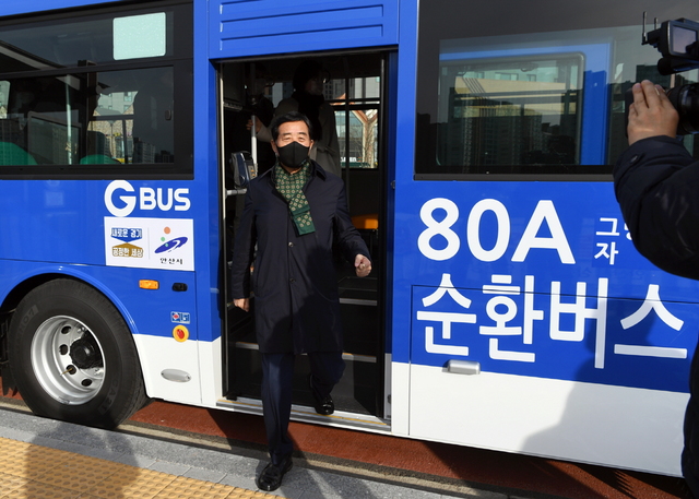 NSP통신-남부권 순환버스 개통식에서 윤화섭 안산시장 시승 모습. (안산시)