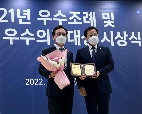 NSP통신-31일 경기도의회 신청사 대회의실에서 열린 2021년 경기도의회 우수조례 시상식에서 김중식 도의원(왼쪽)이 우수조례 수상자로 선정된 가운데 장현국 경기도의장과 수상 기념촬영을 하고 있다. (의원실)