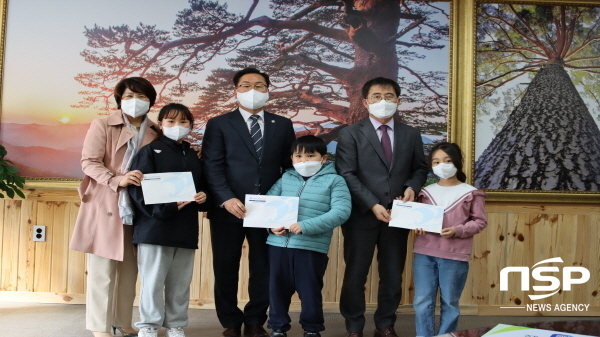 NSP통신-경상북도교육청은 지난달 29일 울진교육지원청에서 울진지역 산불로 피해를 입은 학생과 해당 가정의 빠른 회복을 지원하기 위해 교육복지안전망 긴급복지지원 전달식을 진행했다고 밝혔다. (경상북도교육청)