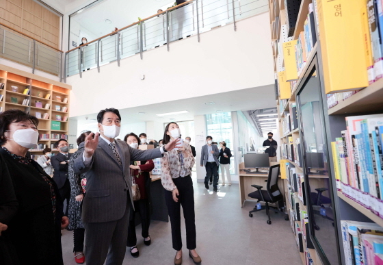 NSP통신-1일 백군기 용인시장이 관계자들과 재개관한 수지도서관 공간을 둘러보고 있다. (용인시)