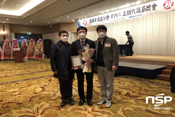 NSP통신-에스포항병원은 지난 3월 26일에 개최된 경상북도의사회 제71차 정기대의원총회에서 척추·통증·관절병원 김만수 부원장이 경상북도의사회 표창, 재활의학과 박덕호 진료과장이 제13회 경상북도의사회 학술상을 받았다고 4일 밝혔다. (에스포항병원)