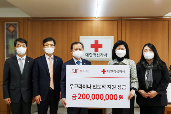 NSP통신-왼쪽부터 이재승 대한적십자사 모금전략본부장, 이상천 대한적십자사 사무총장, 신희영 대한적십자사 회장, 추애주 성주재단 대표, 이지원 성주재단 매니저 (성주재단 제공)