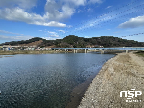 NSP통신-영덕군은 올 2월부터 3월 말까지 오십천 남석제에서 우곡제까지 1.5km 구간에 걸쳐 하상정비를 시행했다. (영덕군)