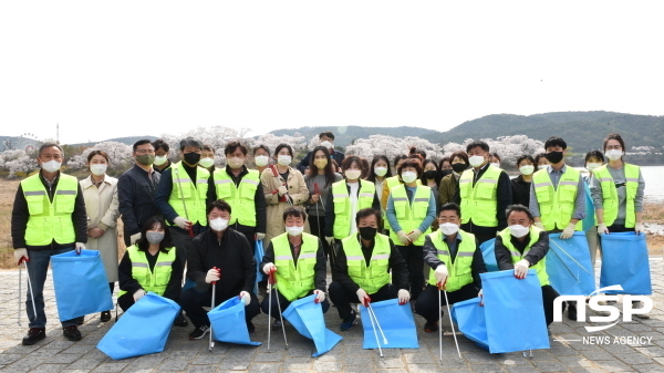 NSP통신-경상북도문화관광공사는 보문관광단지에서 쓰레기 줍기, 플로깅 챌린지를 실시했다고 6일 밝혔다. (경상북도문화관광공사)