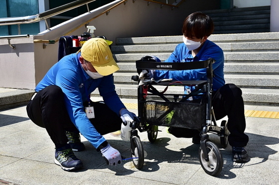 NSP통신-보조기기북부센터 소속 세척요원 세척 모습. (경기도)