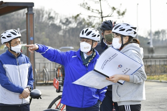 -5일 정하영 김포시장이 서울연결 한강변 자전거도로 재정비 공사 구간을 현장 점검하고 있다. (김포시)