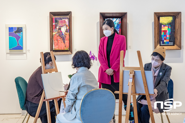 NSP통신-미술에 관심 있는 사람이라면 누구나 참여할 수 있는 감성 표현 오픈 아틀리에드로잉 클래스에서 참여자들이 미술을 체험하고 있다. (디도션리조트)