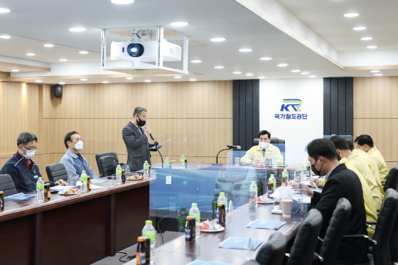 -김상돈 의왕시장(중앙)이 현장행정의 날을 맞아 포일동에 소재한 동탄~인덕원선 제1공구 및 월곶~판교선 제8공구 복선전철 건설공사 현장 사무소를 방문해 복선전철 사업의 현장상황을 청