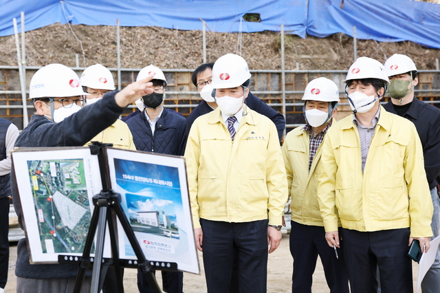 -김상돈 의왕시장(가운데)이 내손동 변전소 옥내화 사업 현장을 찾아 현재 건립중인 변전소 옥내화 사업의 전반적인 진행상황과 향후계획을 한전 측으로부터 청취하고 있다. (의왕시의왕시)