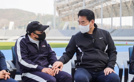 NSP통신-백군기 용인시장과 이봉주 전 마라톤 선수가 이야기를 나누고 있다. (용인시)