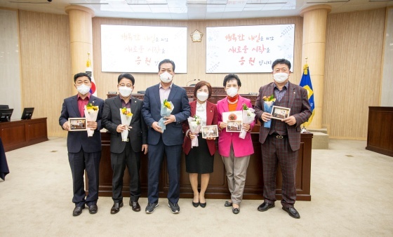 NSP통신-8일 김정택 안산시장 예비후보가 제8대 안산시의회 폐원을 하며 의정활동을 마무리 했다. 사진은 참석 의원과 기념촬영 모습. (김정택 안산시장 예비후보.)