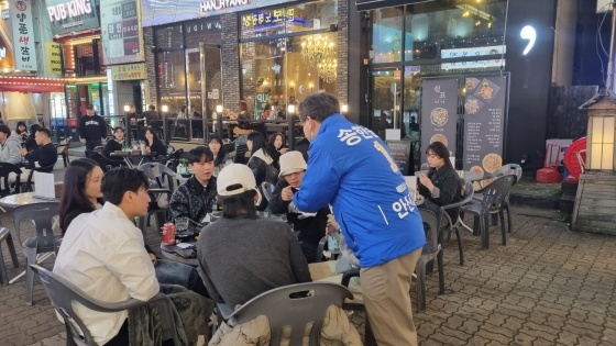 NSP통신-송한준 안산시장 예비후보가 안산 고잔신도시에서 지역주민들을 만나 이야기하고 있다. (송한준 안산시장 예비후보)