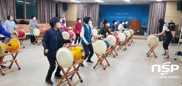 NSP통신-청송군은 지난 11일부터 현서면 요가교실을 시작으로 오는 7월말까지 2022년도 상반기 행복청송 군민대학 취미교실을 운영한다고 밝혔다. (청송군)