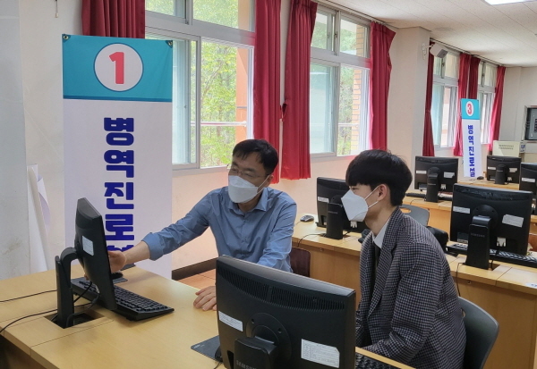 NSP통신-대구경북지방병무청은 12일 포항흥해공업고등학교를 방문해 3학년 학생들을 대상으로 병역진로설계 서비스를 제공했다. (대구경북지방병무청)