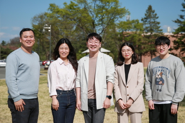 NSP통신-국립국어원과 세종학당재단 사업을 수행하게 되는 대구가톨릭대 박진욱 교수(가운데)와 대학원 한국어교육전공 연구진들의 모습 (대구가톨릭대학교)