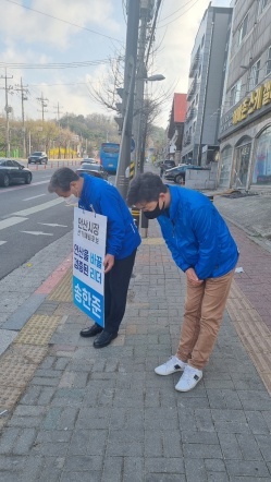 NSP통신-출,퇴근 인사로 시민과 소통하는 송한준 안산시장 예비후보. (송한준 안산시장 예비후보.)