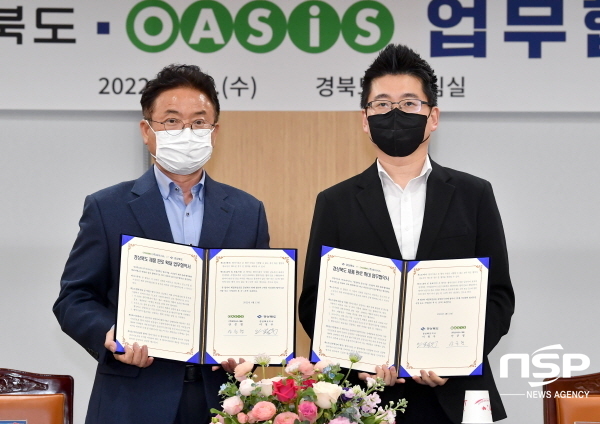 NSP통신-이철우 경북도지사(왼쪽)와 오아시스 안준형 대표이사(오른쪽)가 중소기업 및 소상공인 제품 온라인 판로 확대를 위한 상호 업무협약을 체결했다 (경상북도)