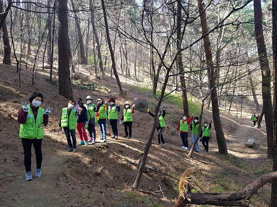 NSP통신-강릉 성덕동 주민건강위원회 주관 월요일 월대산 걷기 프로그램 운영. (강릉시)