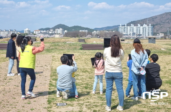 NSP통신-경주 황룡사역사문화관은 황룡사 중문과 남회랑 증강현실 체험프로그램을 이달부터 오는 10월까지 본격 운영한다고 14일 밝혔다. (경주시)