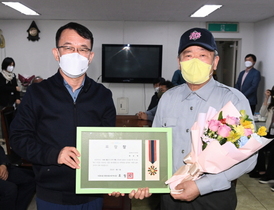 [NSP PHOTO]수원시, 노인 생명구한 경비원에 선행시민 표창