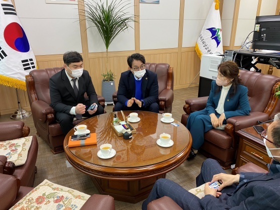 NSP통신-추민규 경기도의원이 하남 미사지구 중학교 신설과 관련해 광주하남교육지원청에서 간담회를 하고 있다. (의원실)