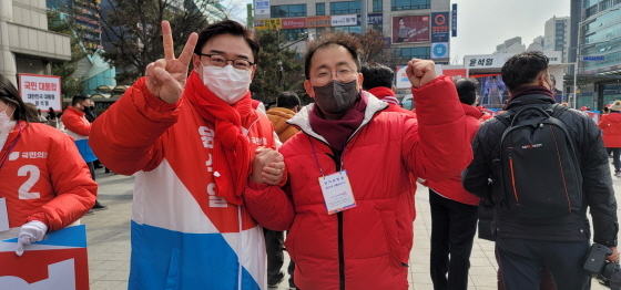 NSP통신-민경록 국민의힘 수원시의회 예비후보(오른쪽)가 지난 20대 대선에서 유세활동을 하는 모습. (민경록 예비후보)