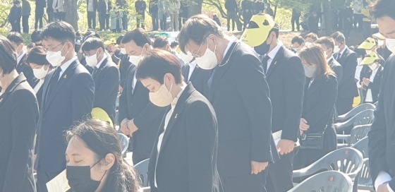 NSP통신-묵념하는 천영미 안산시장 예비후보. (천영미 안산시장 예비후보)