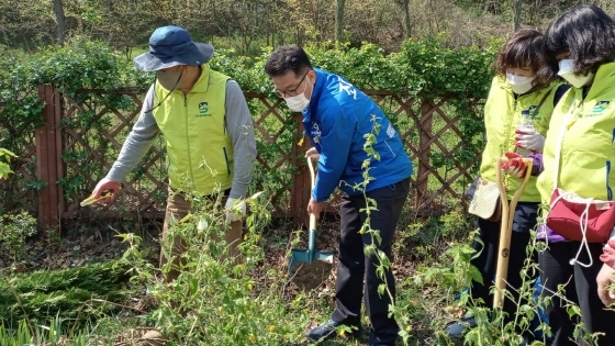 NSP통신-오산환경운동연합주최 기억나무심기 행사에 참여한 조재훈 오산시장 예비후보가 나무를 심는 모습. (조재훈선거사무소)